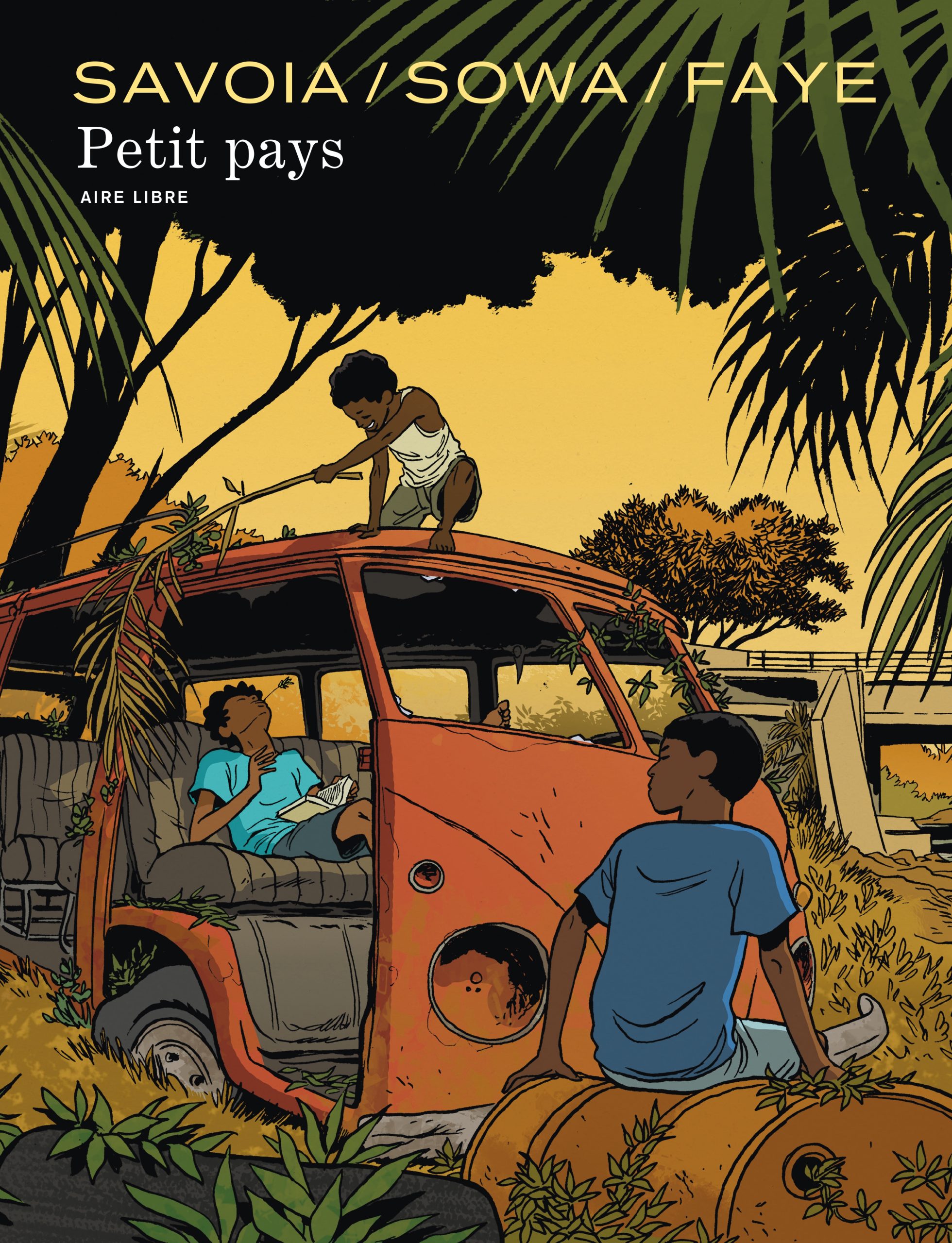 Illustration d'un enfant d'Afrique jouant avec un bâton sur le toît de la carcasse d'un vieux van Volkswagen rouge