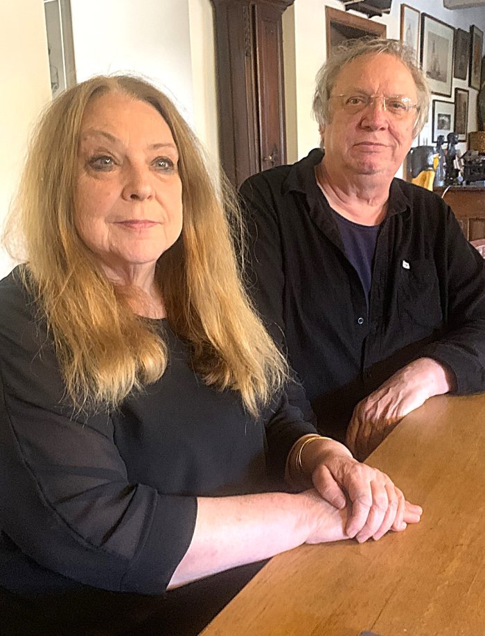 Photographie de Maryse Charles accoudée à une table, de salon avec Jean-François Charles à côté d'elle